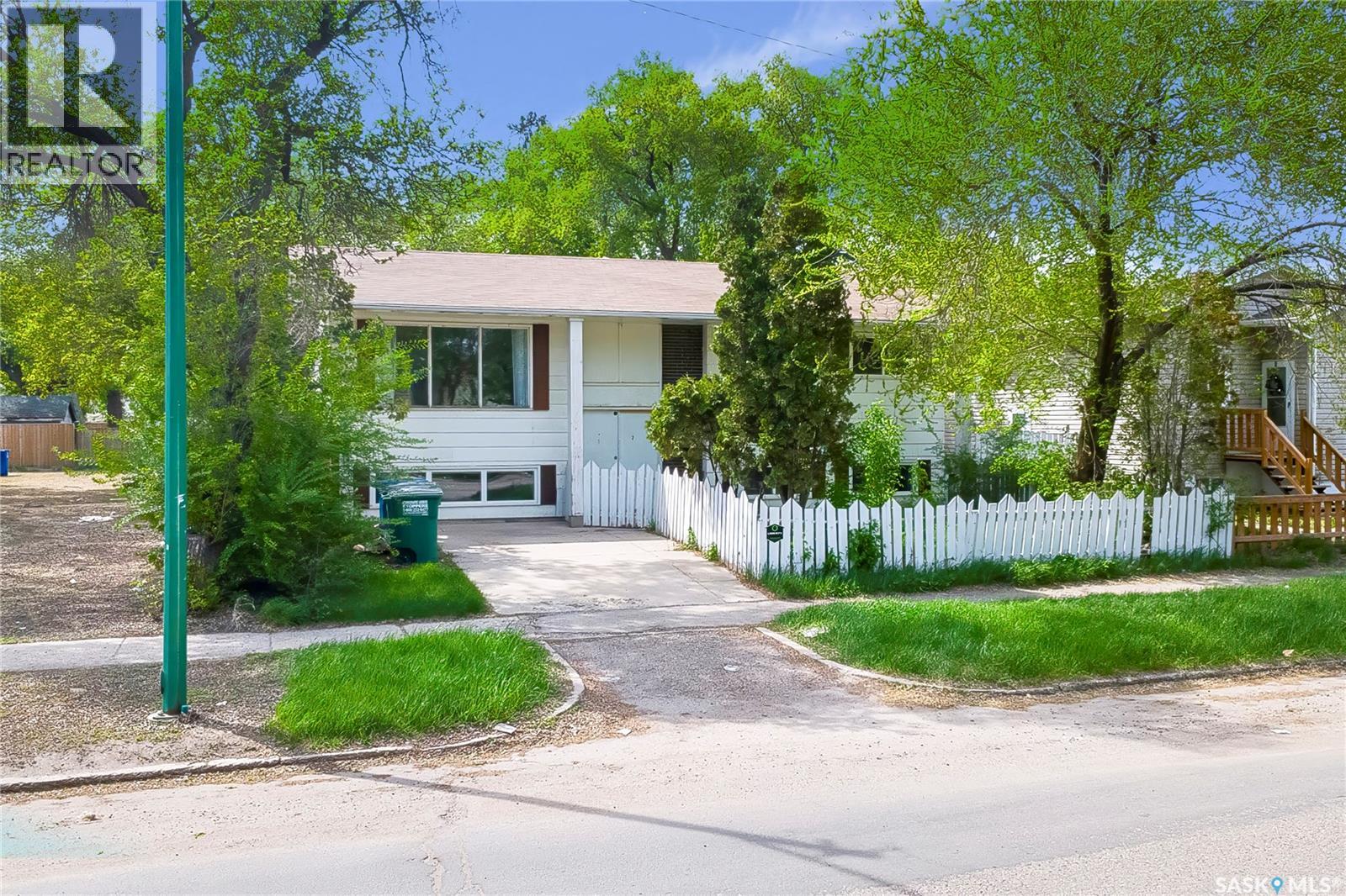 1609 B Avenue N, Saskatoon, SK, S7L1H2 photo 3