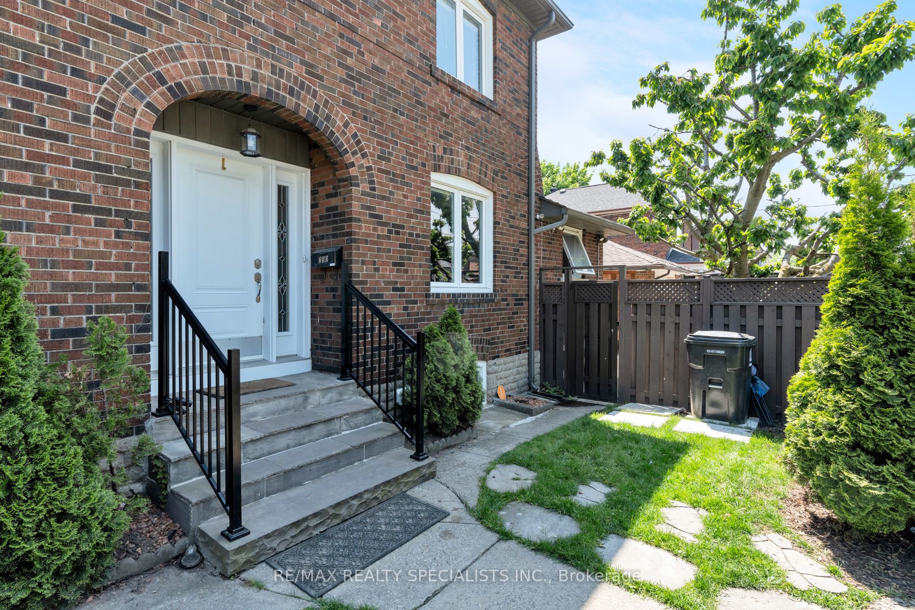 Main and 2nd-290 Westmount Avenue, Toronto, ON, M6E 3N1 photo 3