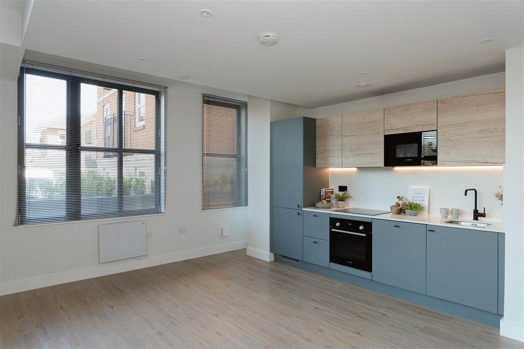 1 bed flat for saleThe Vale, Roebuck Close, Reigate RH2