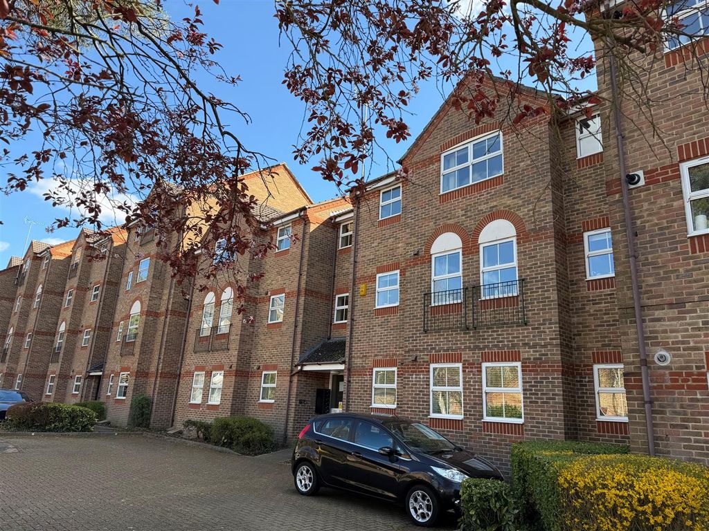 2 bed flat for saleSalters Close, Rickmansworth WD3