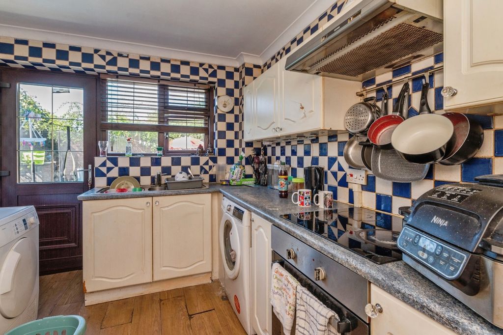 2 bed maisonette for saleStirling Close, Rainham RM13 photo 3