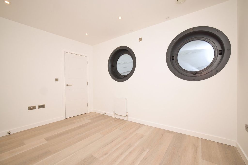 2 bed flat for saleBeach Drive, Ramsgate, Kent CT11 photo 3