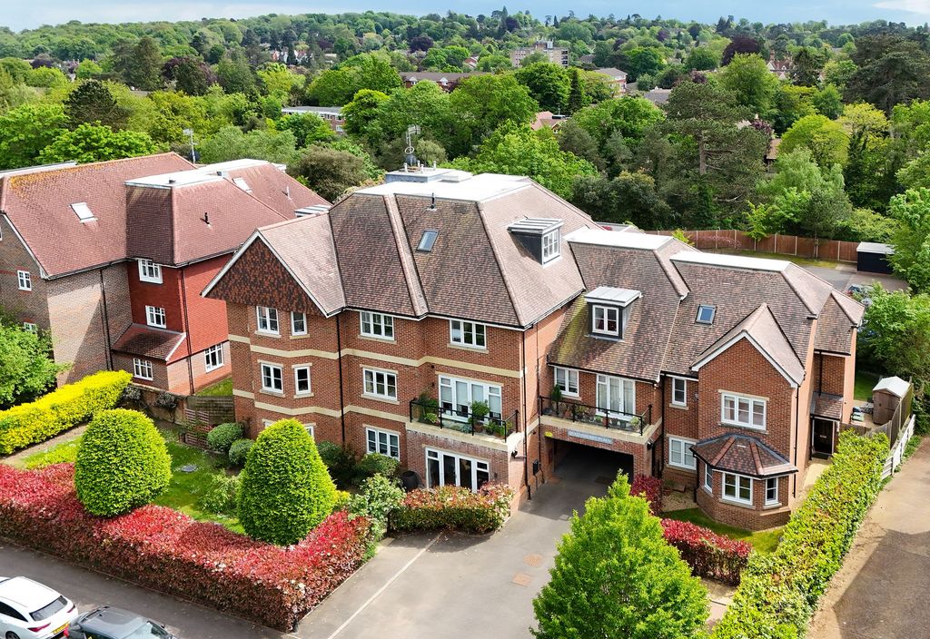 2 bed flat for saleDoods Road, Reigate RH2