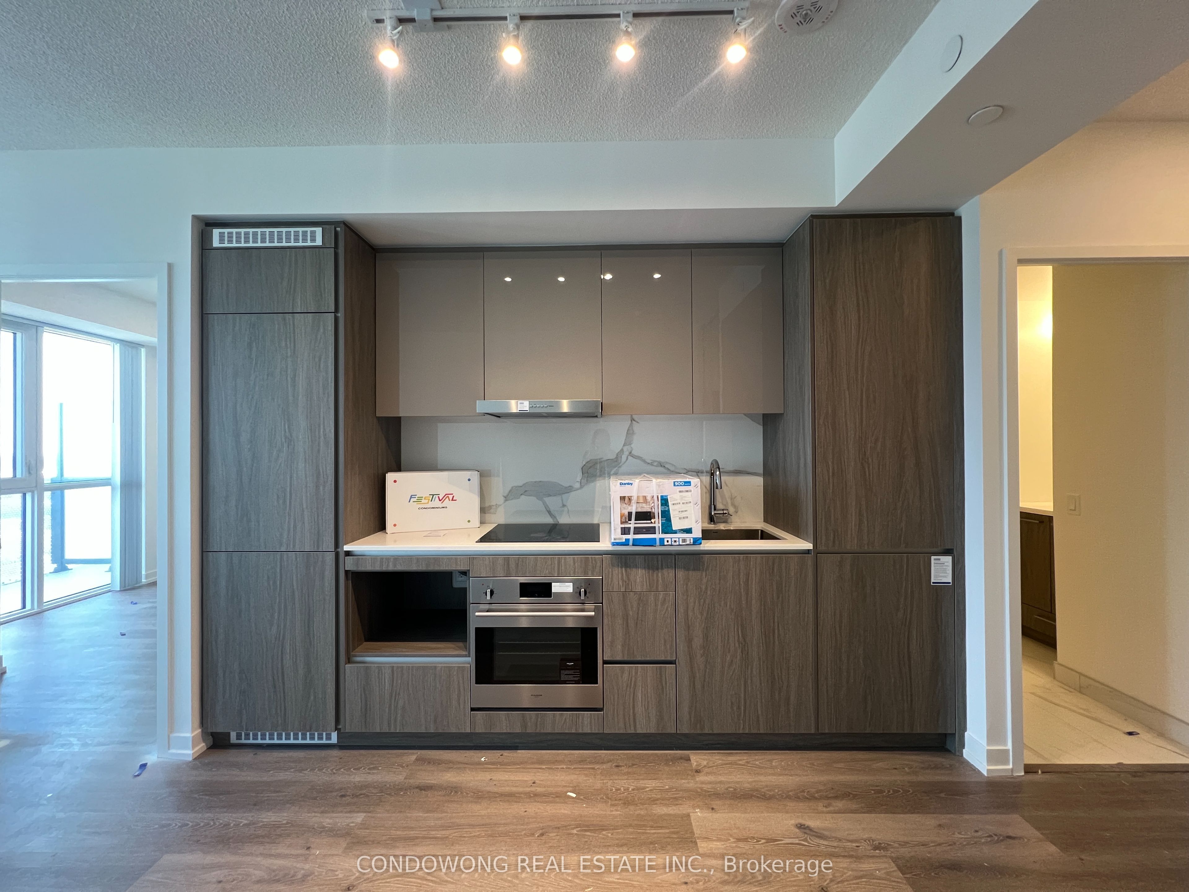 2606-28 Interchange Way, Vaughan, ON, L4K 0P8 photo 3