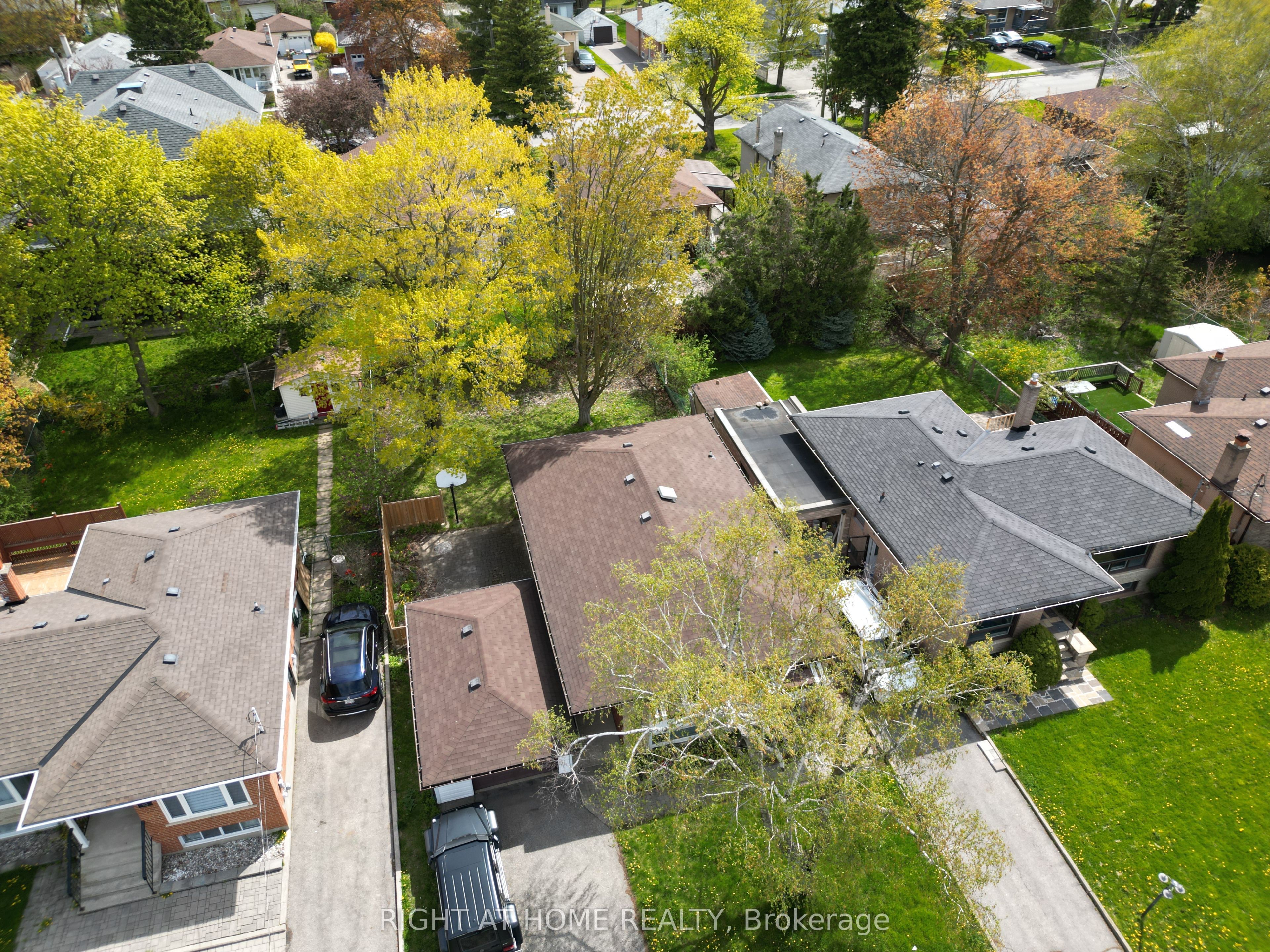 27 Sussex Avenue, Richmond Hill, ON, L4C 2E5 photo 2
