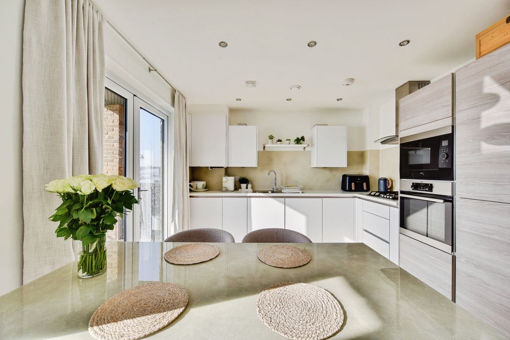Additional image 8 of 2 bed flat for sale1 Knights Templar Way, Rochester ME2