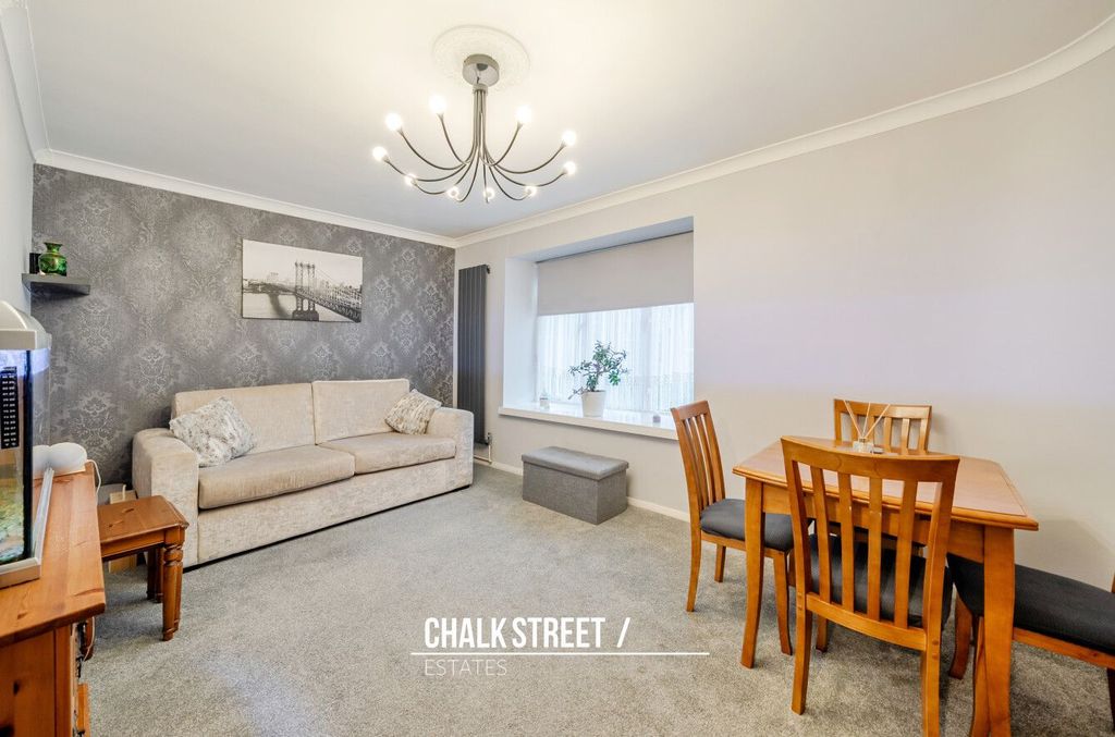 2 bed flat for saleBader Way, Rainham RM13 photo 4