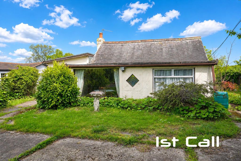 2 bed detached bungalow for saleThe Chase, Rochford SS4