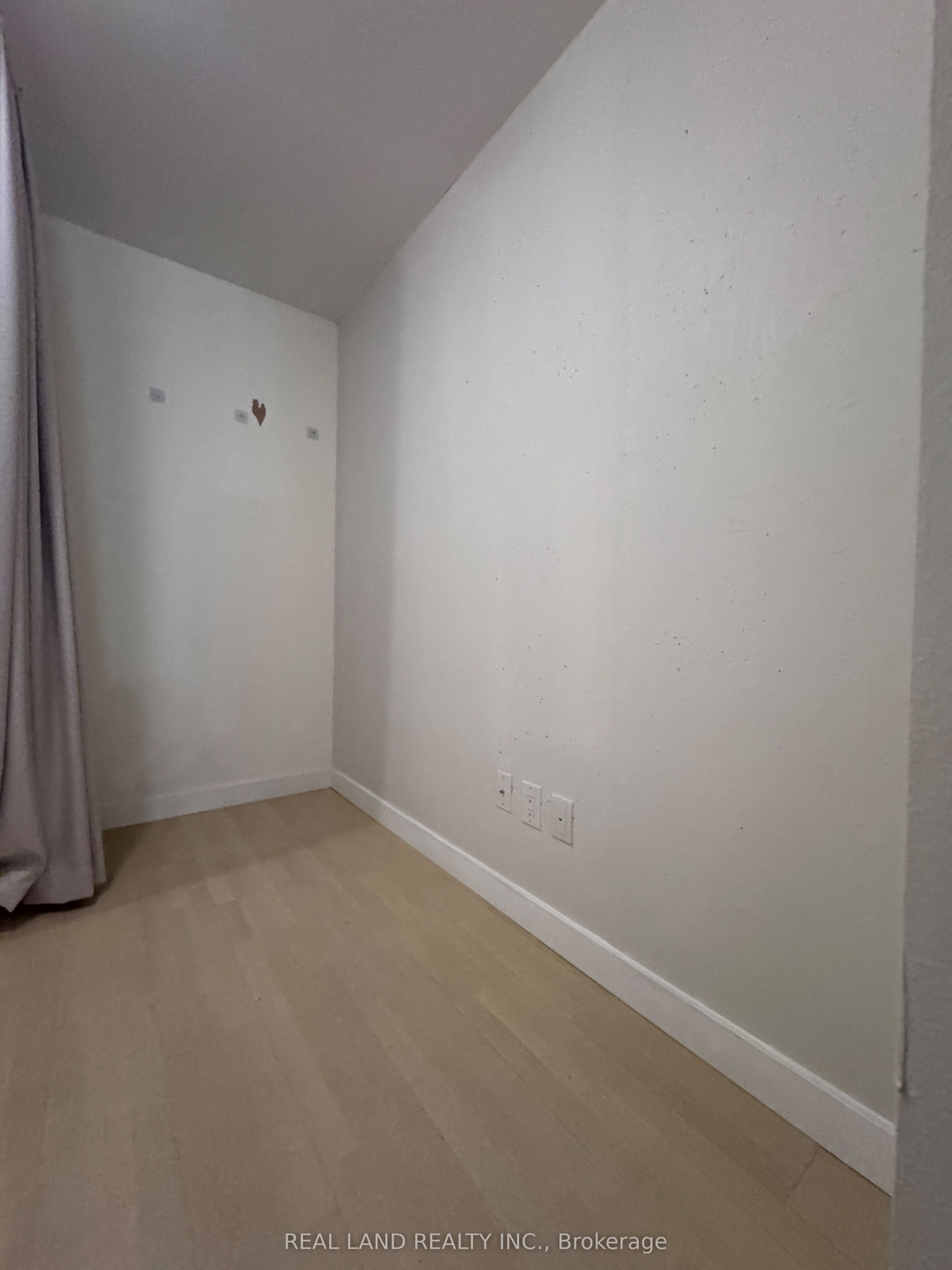 Additional image 3 of 303-246 Logan Avenue, Toronto, ON, M4M 0E9