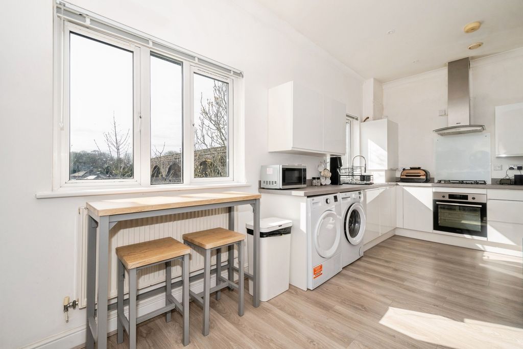 2 bed flat for saleTreruffe Hill, Redruth, Cornwall TR15 photo 3