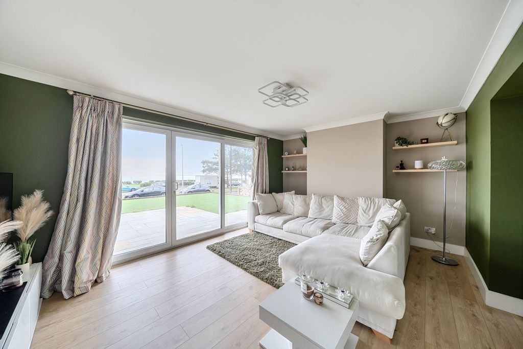 2 bed flat for saleRoyal Esplanade, Ramsgate CT11 photo 4