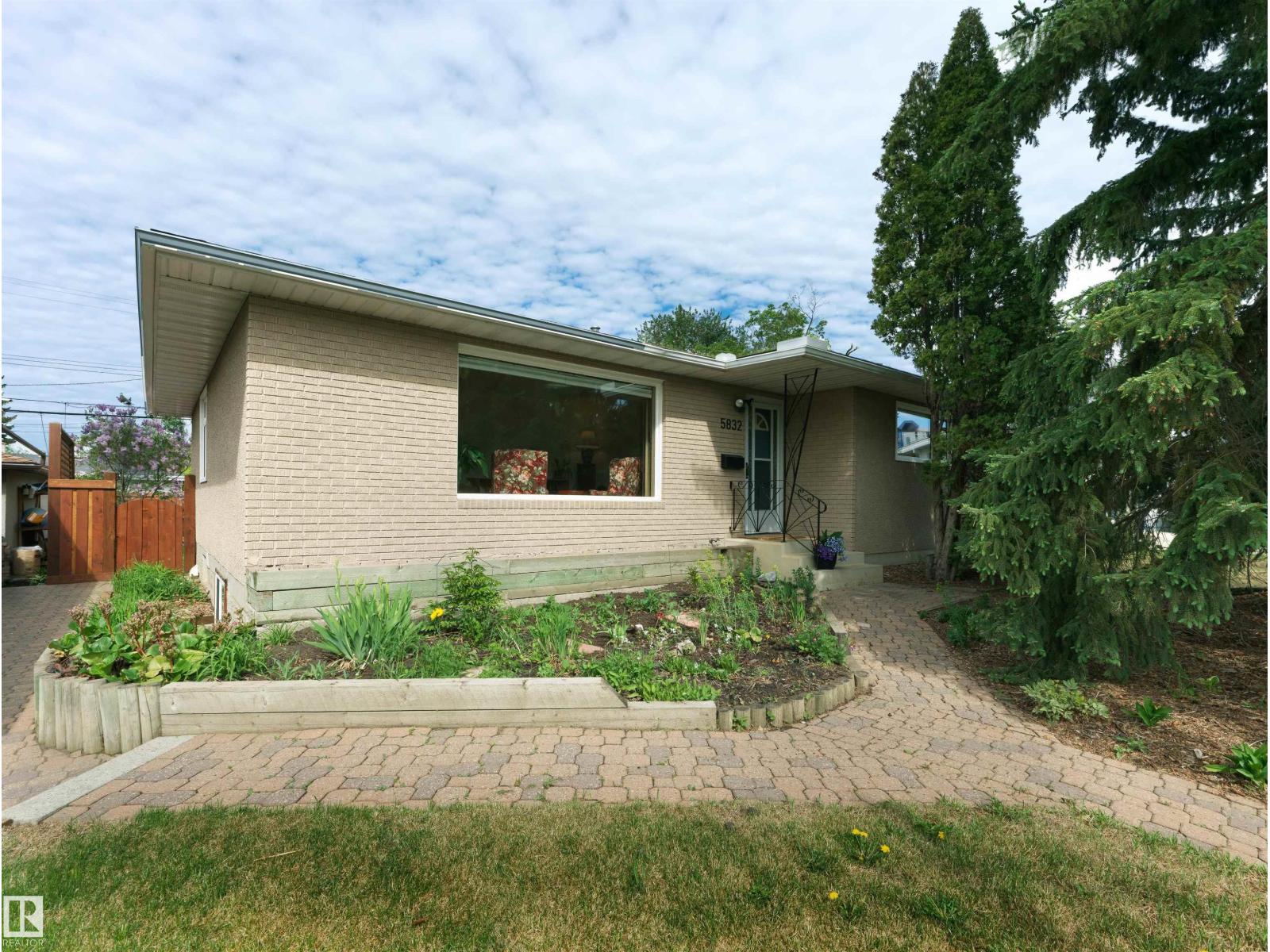 5832 114a Street NW, Edmonton, AB, T6H3N1