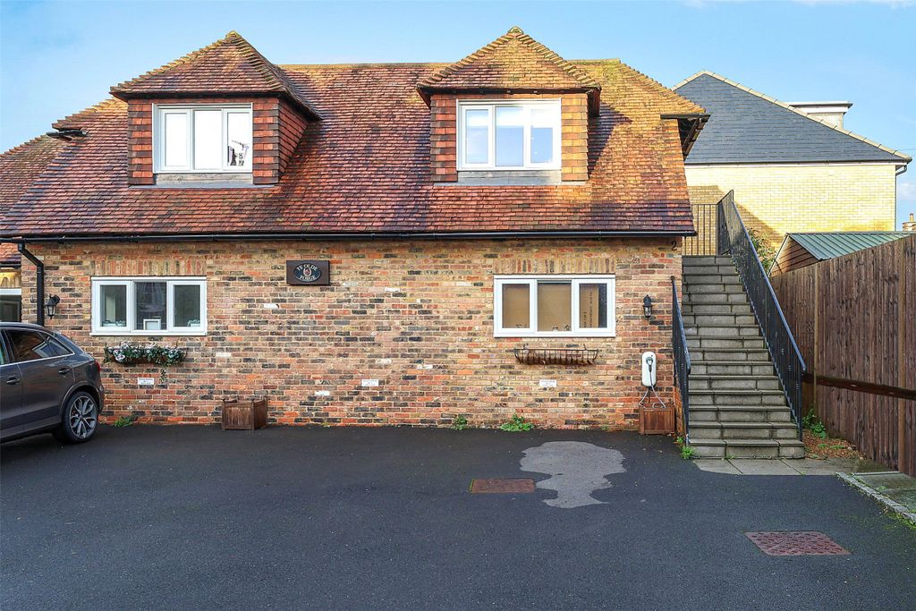 2 bed maisonette for saleWest Street, Reigate, Surrey RH2