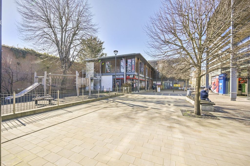 2 bed maisonette for saleThe Broadway, Highams Park, London E4 photo 5