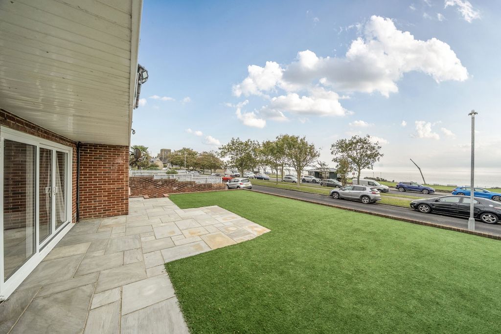 2 bed flat for saleRoyal Esplanade, Ramsgate CT11 photo 3