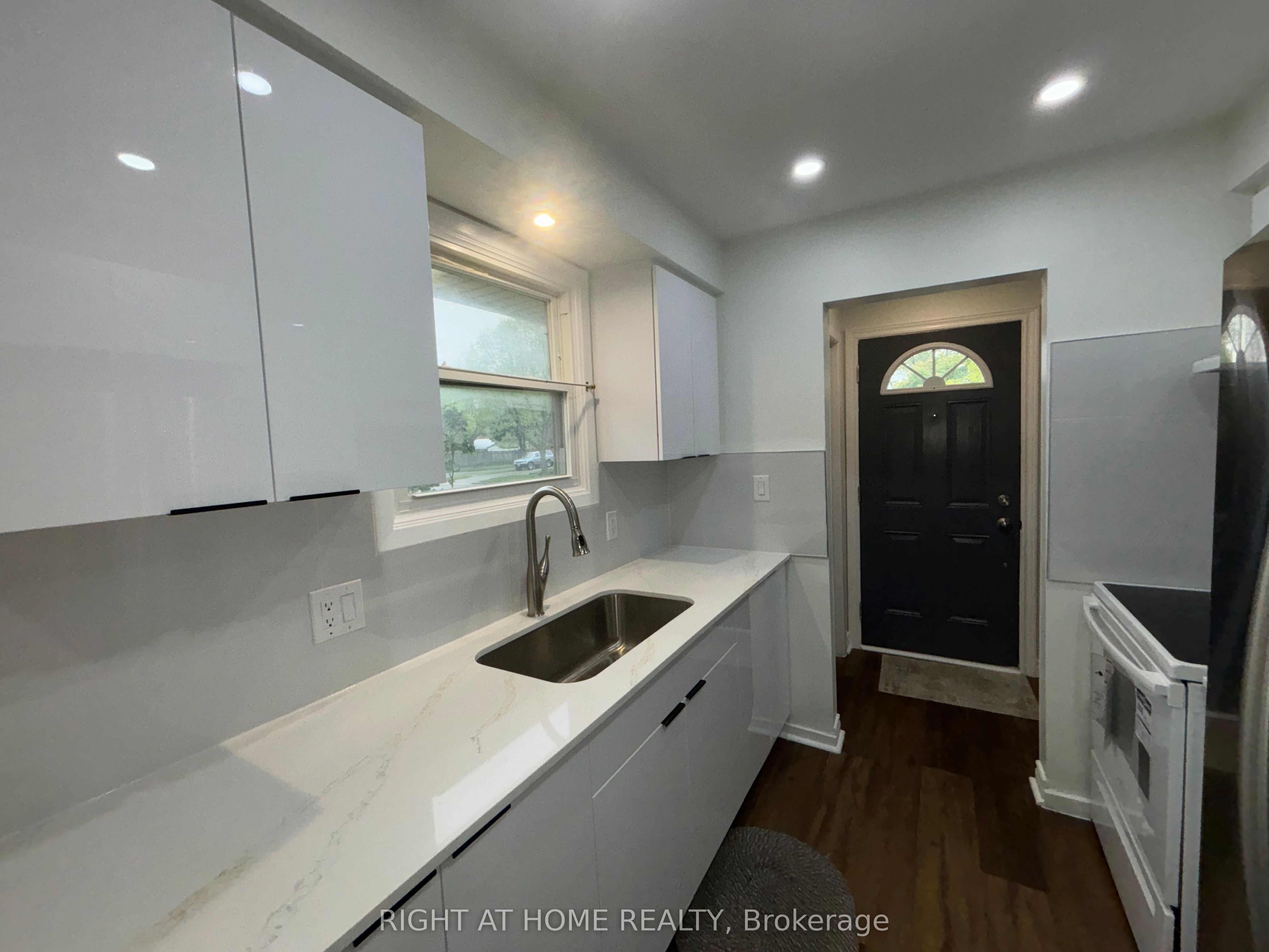 8158 Paddock Trail Drive, Niagara Falls, ON, L2H 1X3 photo 3