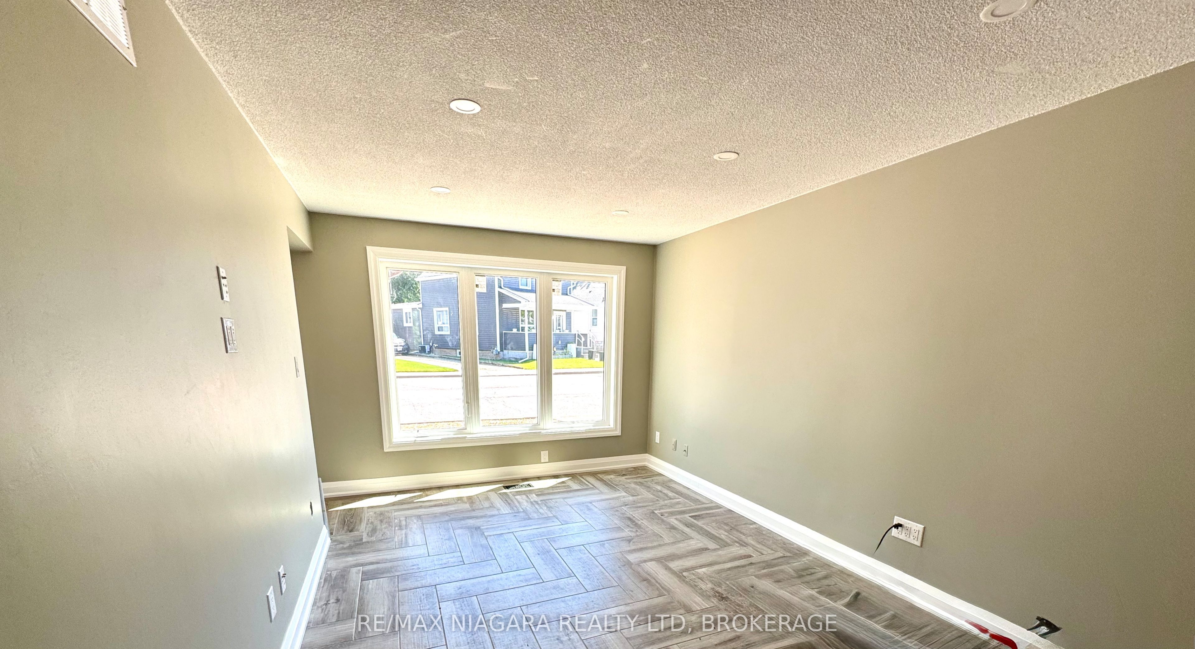 Upper-21 Ball Avenue E, St. Catharines, ON, L2T 1B4 photo 3