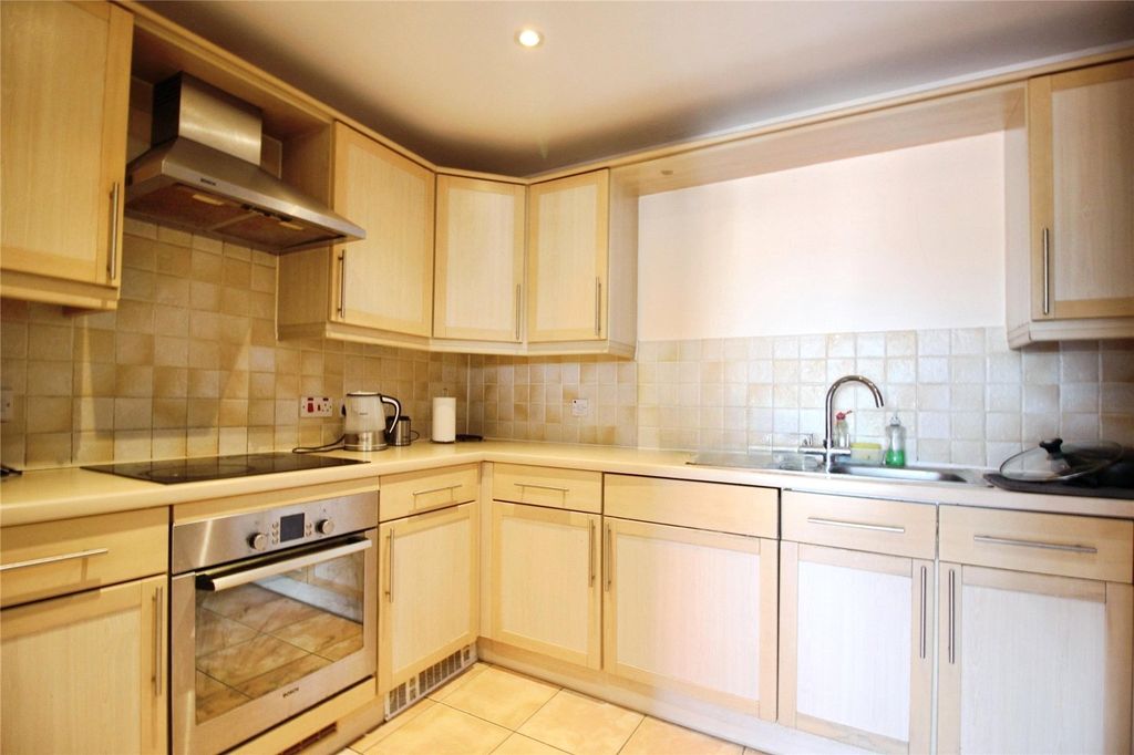Additional image 3 of 2 bed flat for saleQuadrant Court, Jubilee Square, Reading RG1