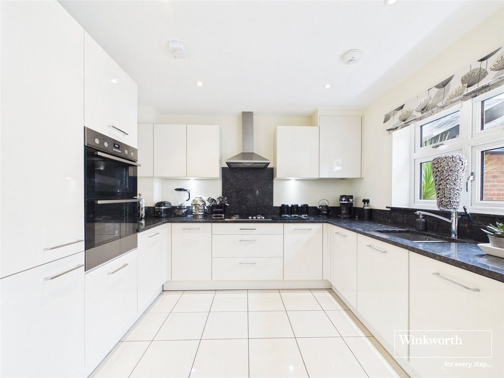 5 bed town house for saleTutor Crescent, Earley, Reading RG6 photo 2