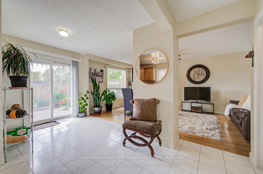 9 Bur Oak Way, Toronto, ON, M3L 2G3 photo 5