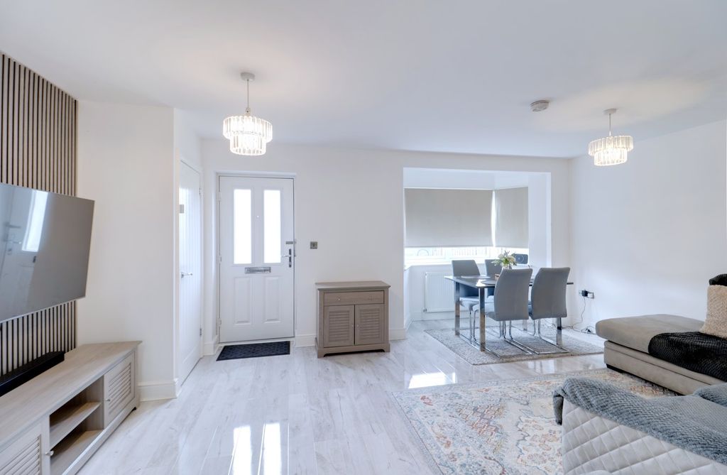 2 bed flat for saleCherry Tree Lane, Rainham RM13 photo 4