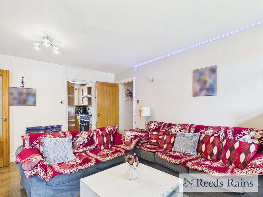 2 bed flat for saleCanfield Road, Rainham RM13 photo 5