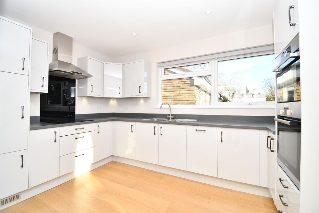 2 bed flat for salePark Street, Ripon HG4 photo 3