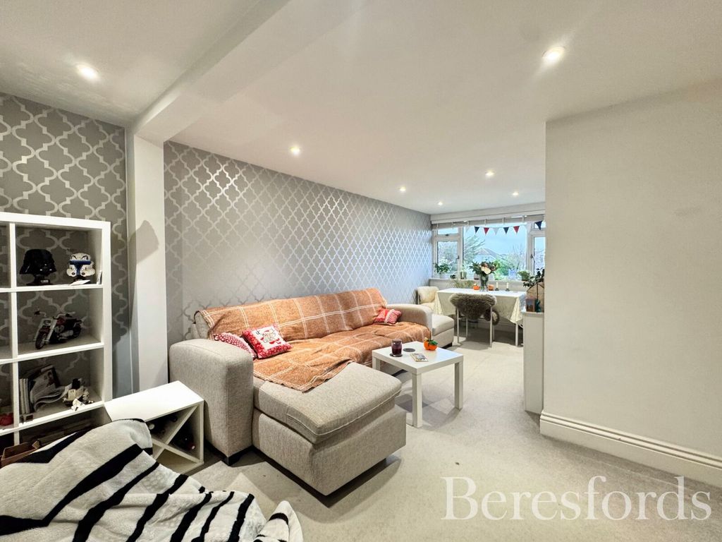 2 bed flat for saleBriscoe Road, Rainham RM13 photo 4