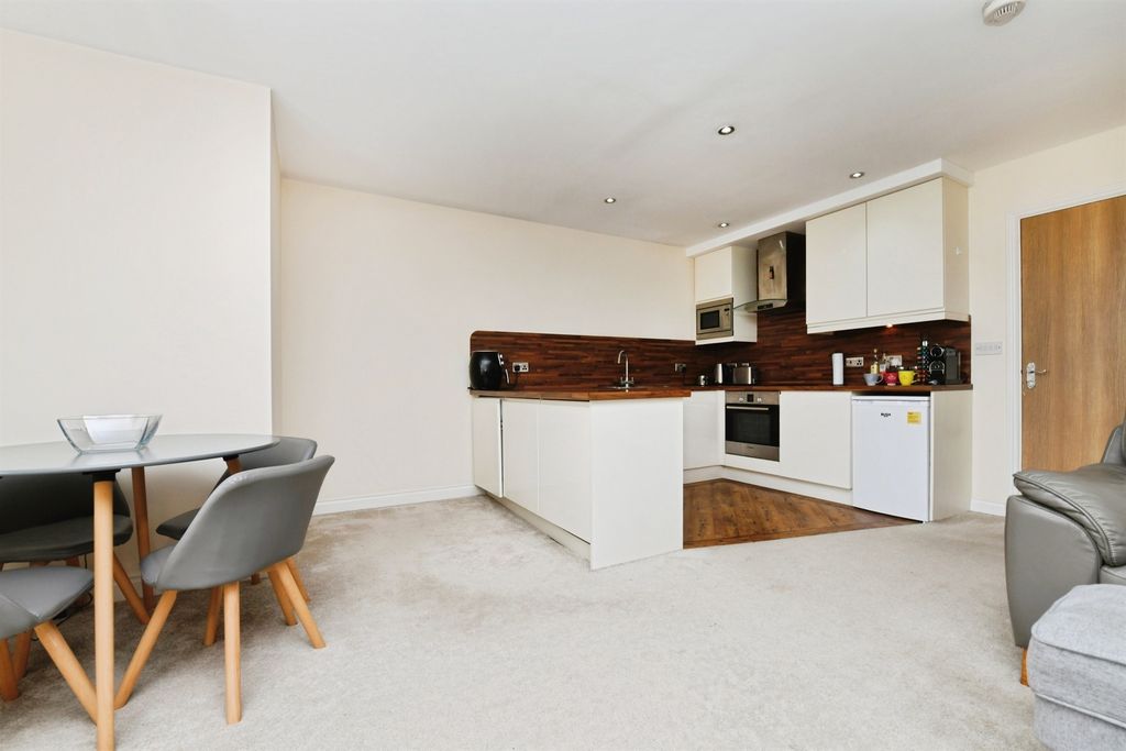Additional image 5 of 2 bed flat for saleWeir Gardens, Rayleigh SS6