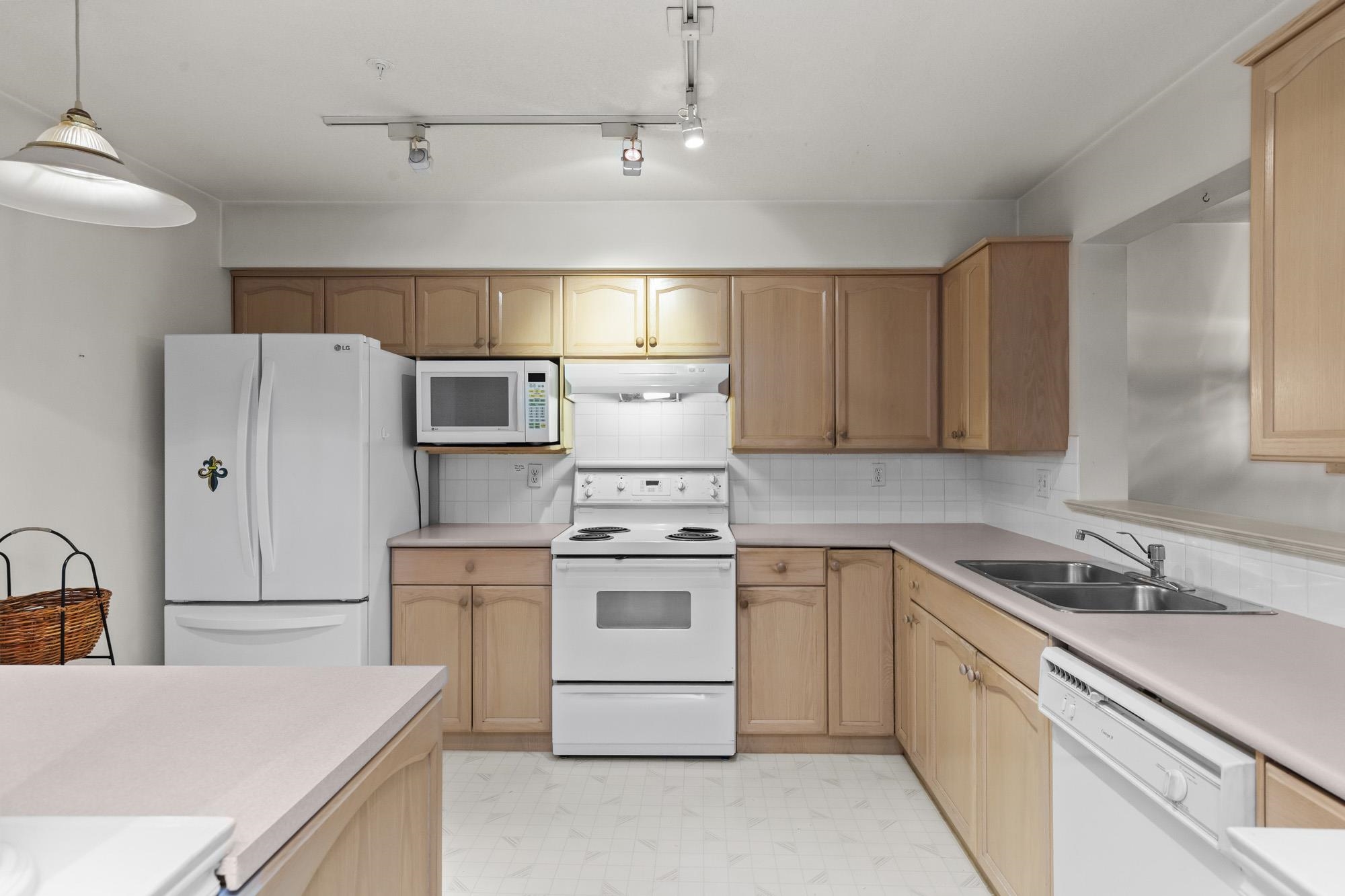 208-2575 Ware Street, Abbotsford, BC, V2S 3E2 photo 2