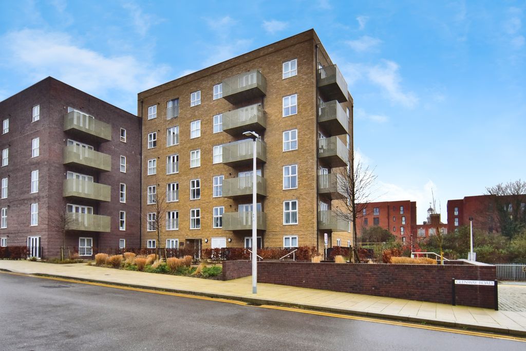 2 bed flat for sale2 Glenway Road, Rochester ME1