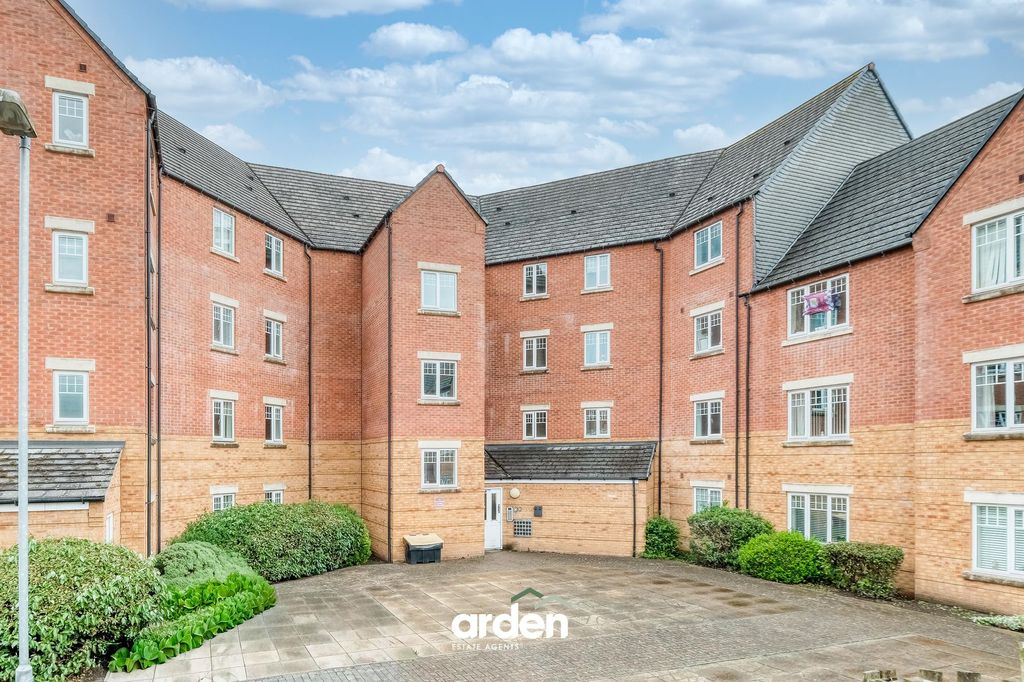2 bed flat for saleHedgerow Close, Redditch B98