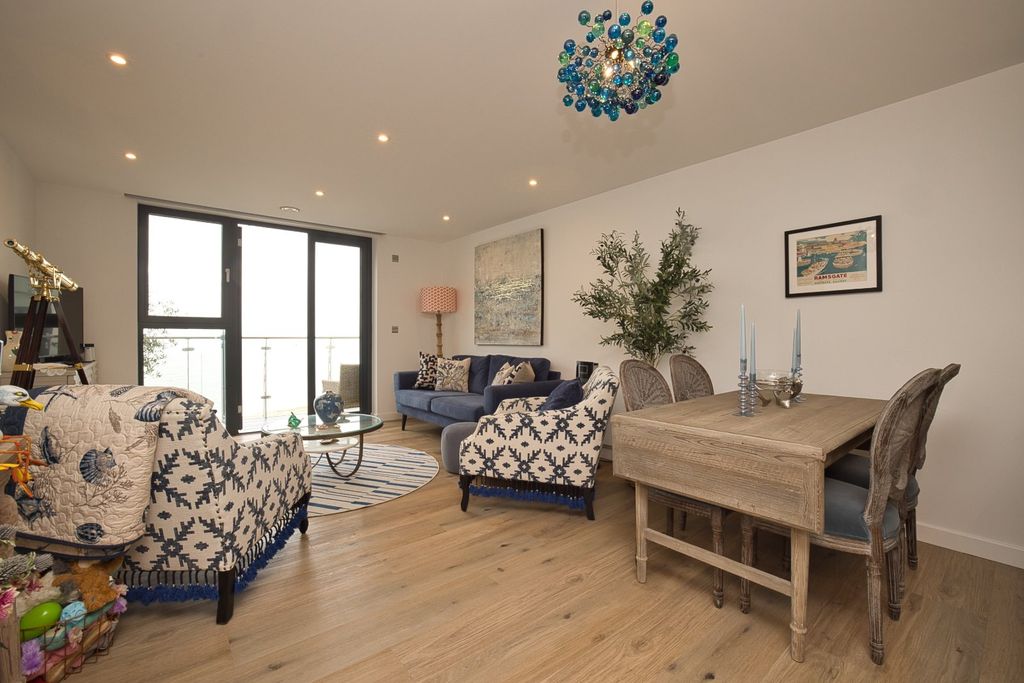 2 bed flat for saleBeach Drive, Ramsgate, Kent CT11 photo 4