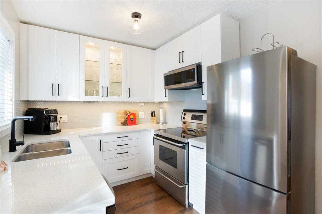 10 Deerfield Green SE, Calgary, AB, T2J7B8 photo 3
