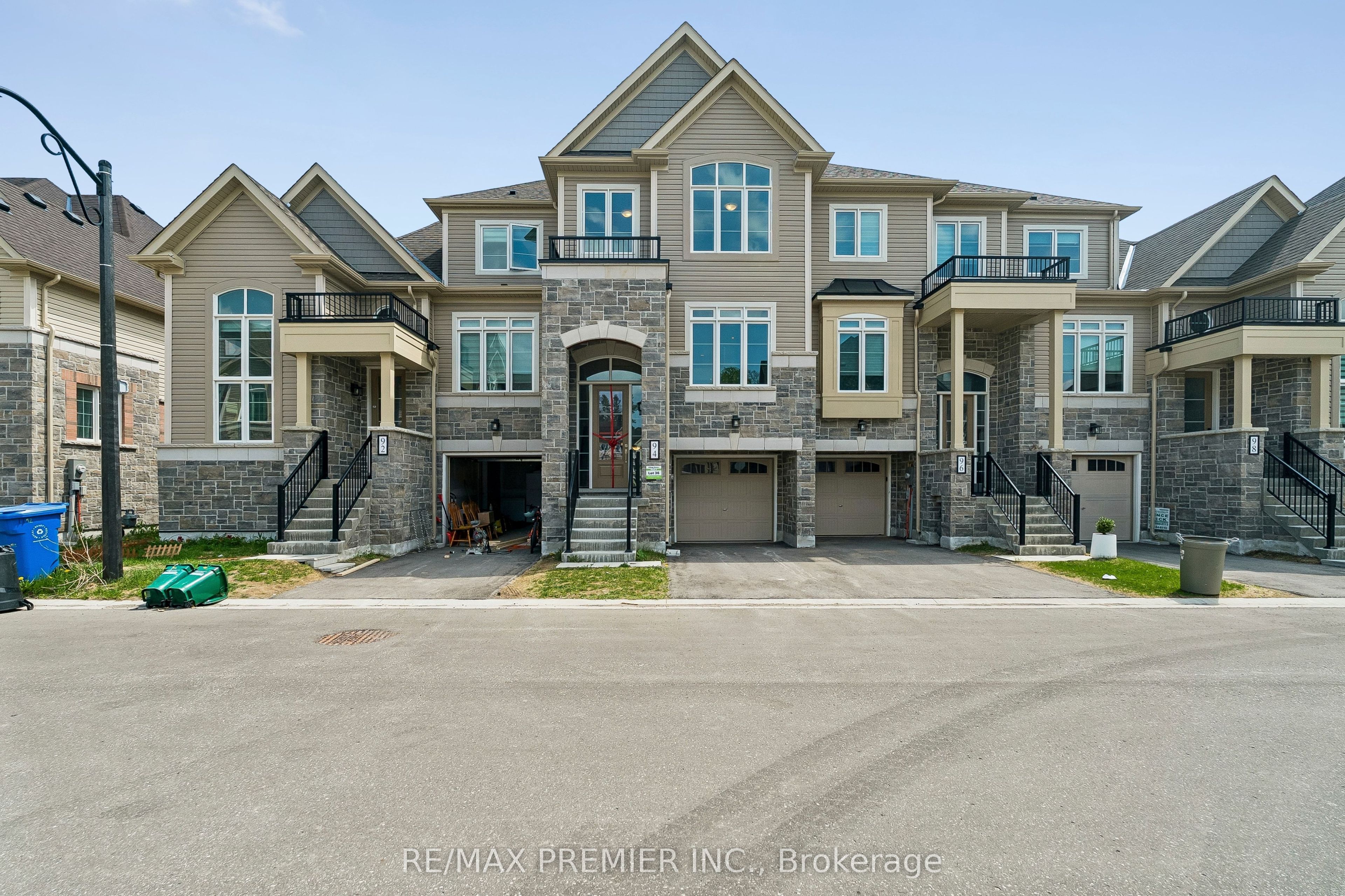94 Lyall Stokes Circle, East Gwillimbury, ON, L0G 1M0