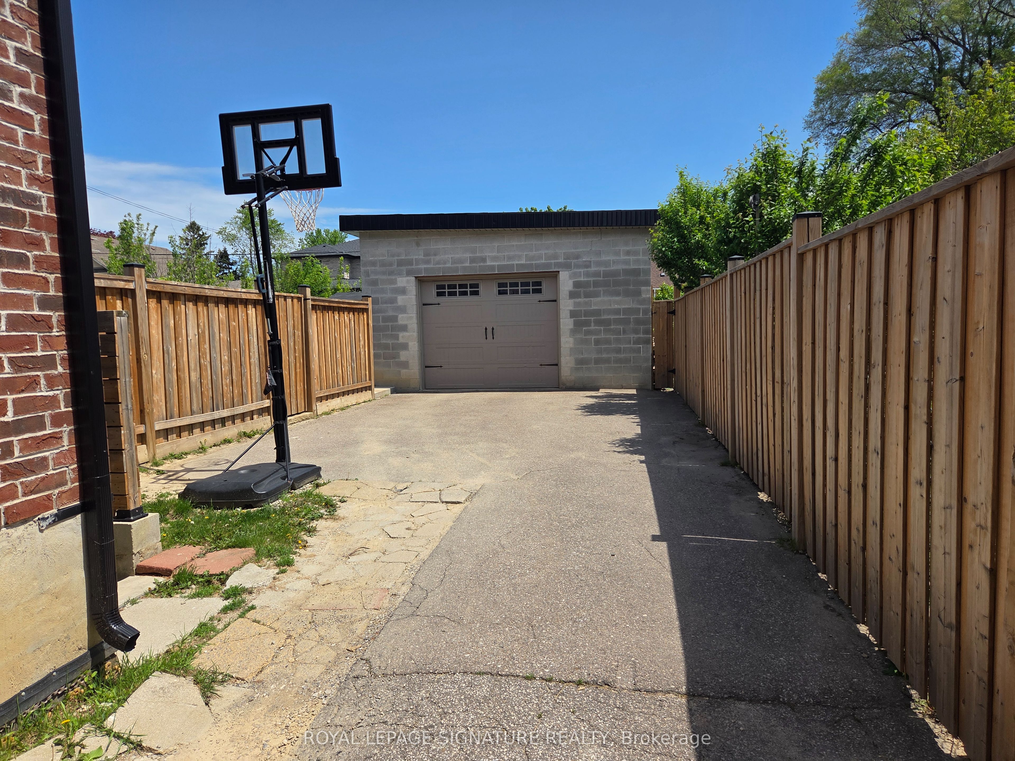 Lower-33 Ingleside Drive, Toronto, ON, M3K 1V2 photo 2