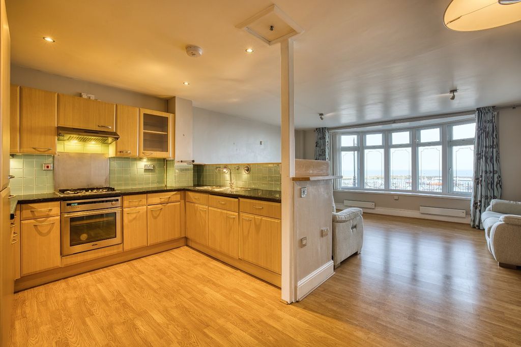 3 bed flat for saleSion Hill, Ramsgate, Kent CT11 photo 2