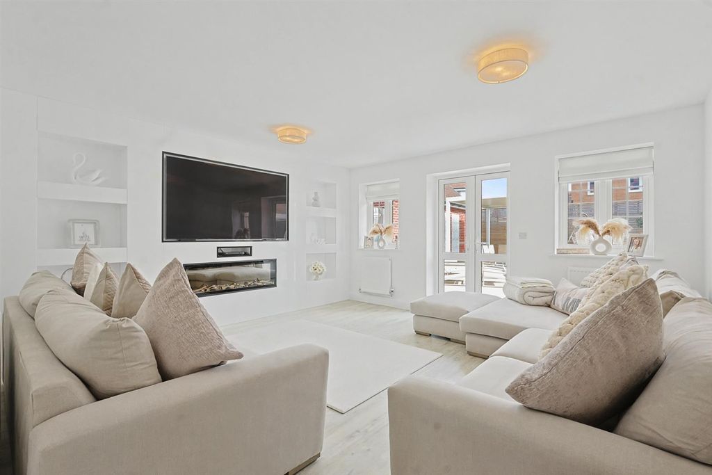 Additional image 3 of 5 bed detached house for saleElizabeth Gardens, Rochford SS4