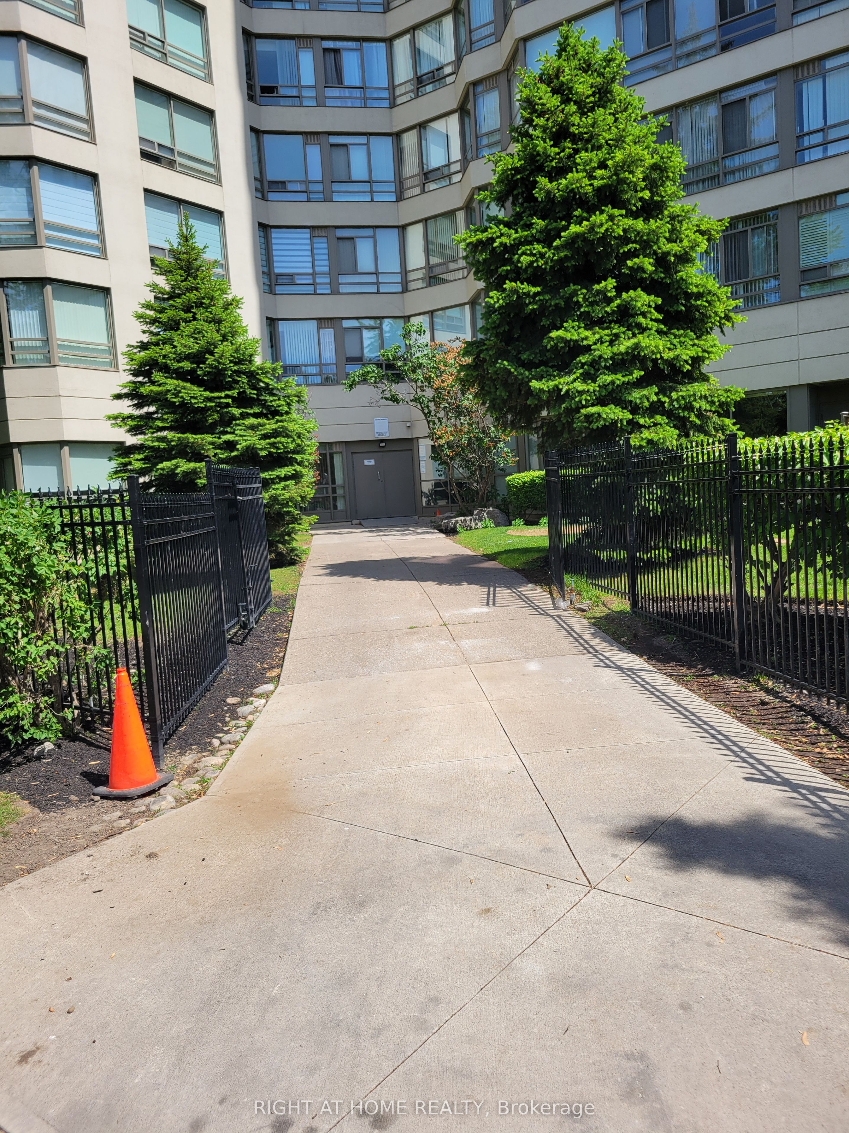 Additional image 4 of PH2-75 King Street E, Mississauga, ON, L5A 4G5