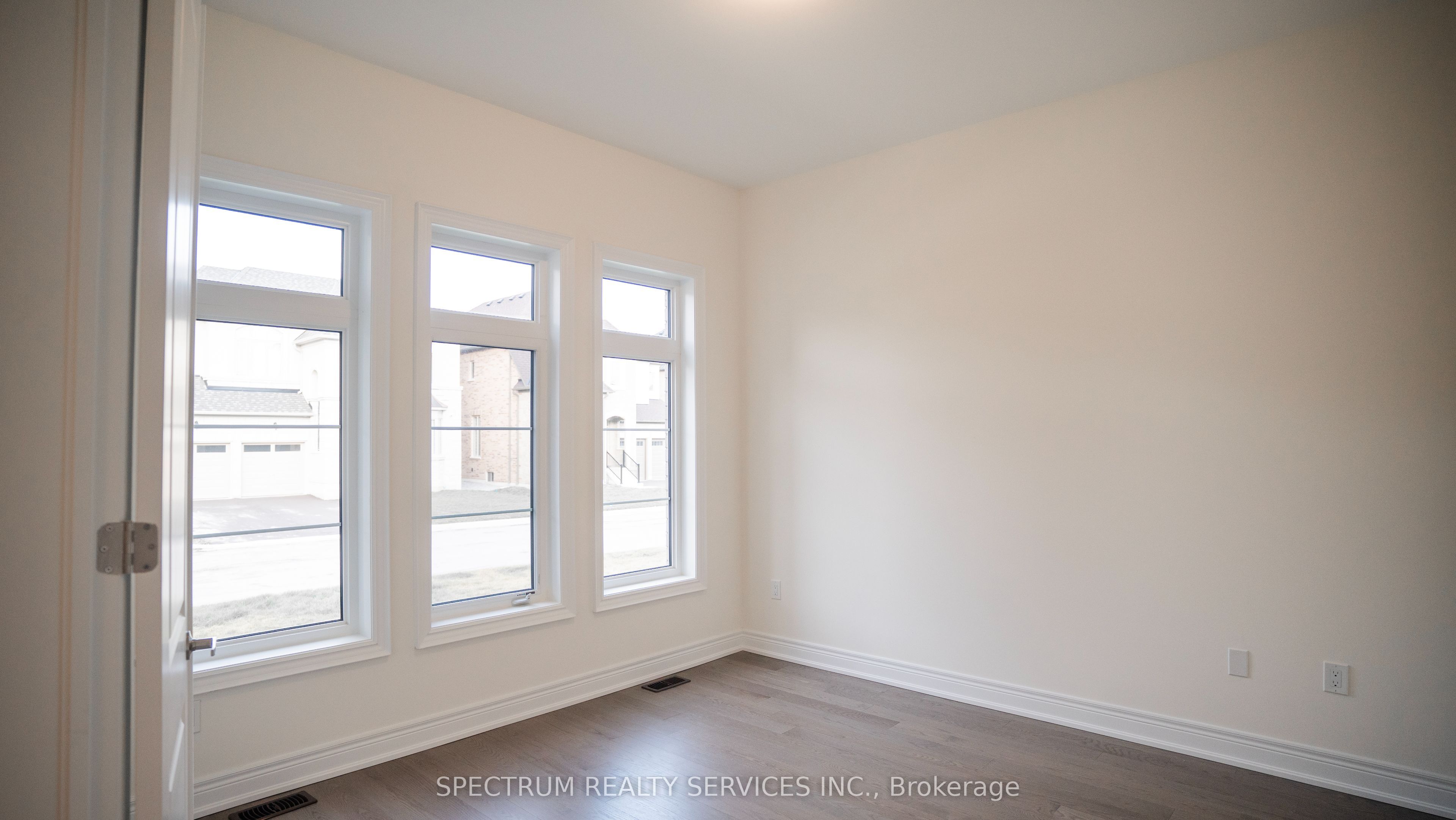 23 Lorrain Hand Crescent, Georgina, ON, L4P 0T2 photo 4
