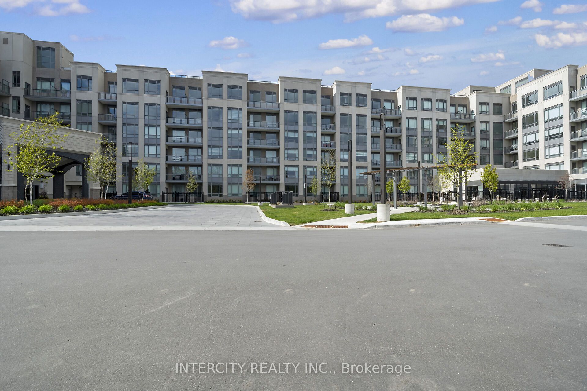 312-2075 King Road, King, ON, L7B 0R6