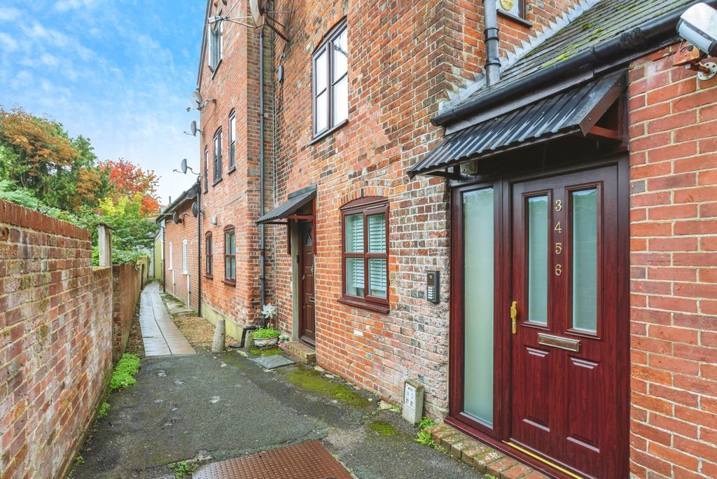 1 bed flat for saleGooseberry Lane, Ringwood, Hampshire BH24