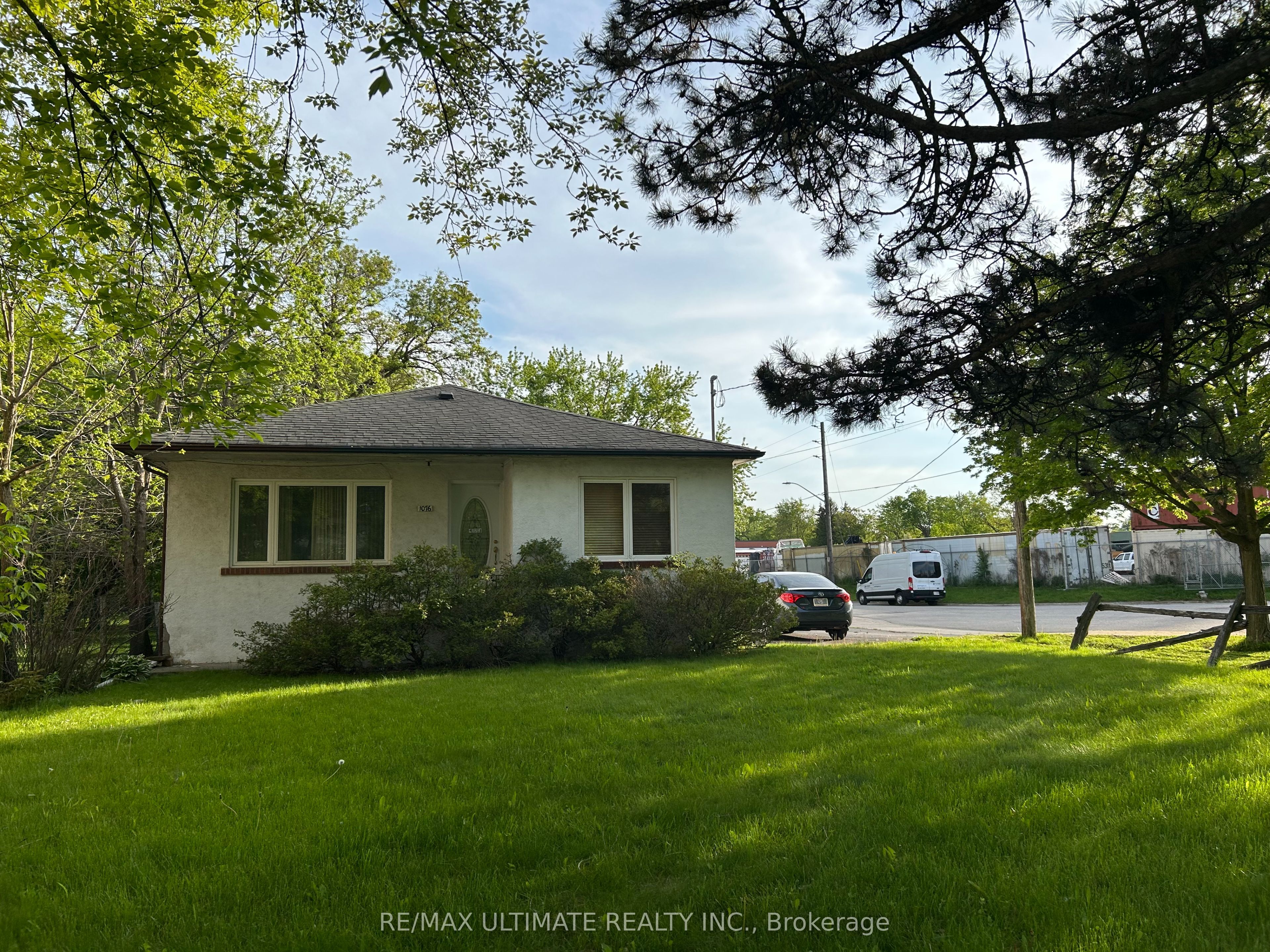 1076 Dixie Road, Mississauga, ON, L5E 2P4