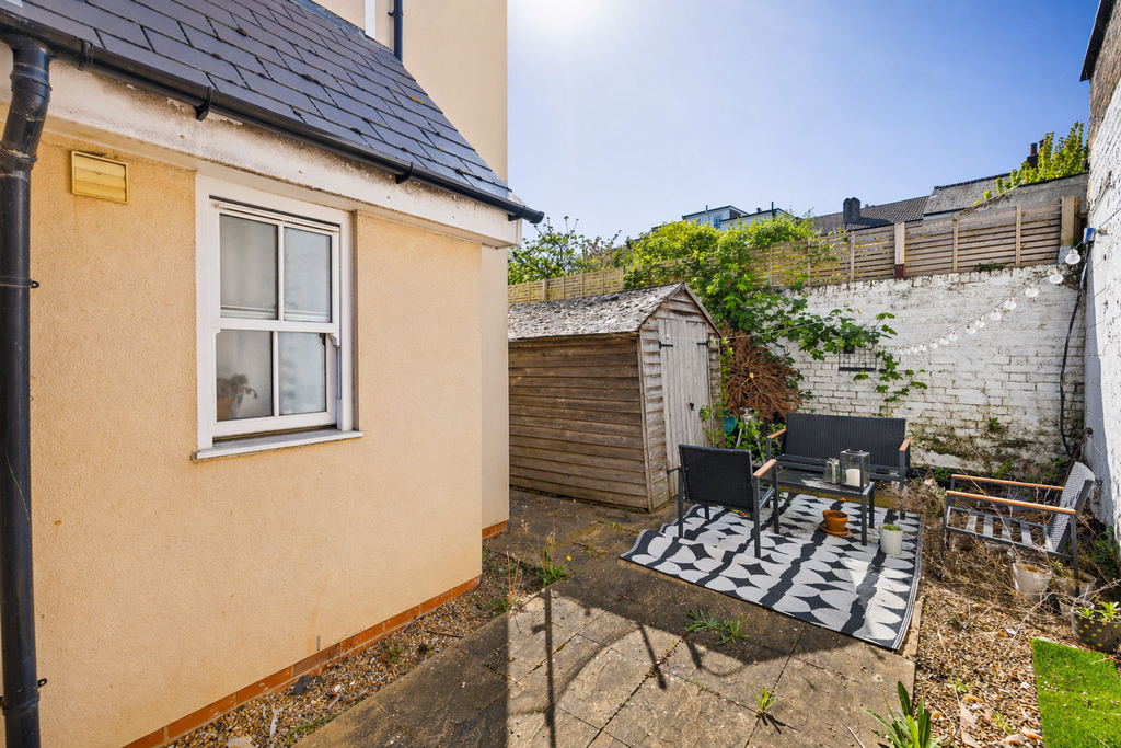 2 bed flat for saleRef: Sb - Glovers Road, Reigate RH2 photo 2