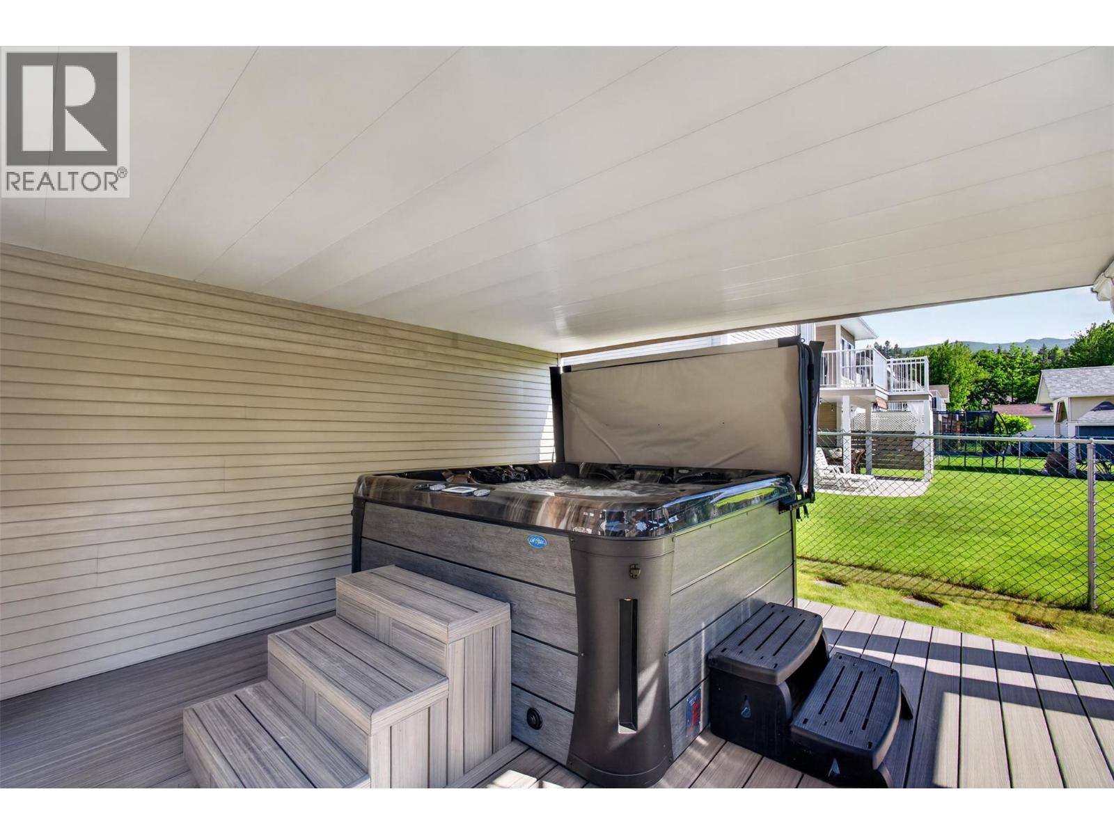 4618 Darin Place, Kelowna, BC, V1W4S2 photo 2
