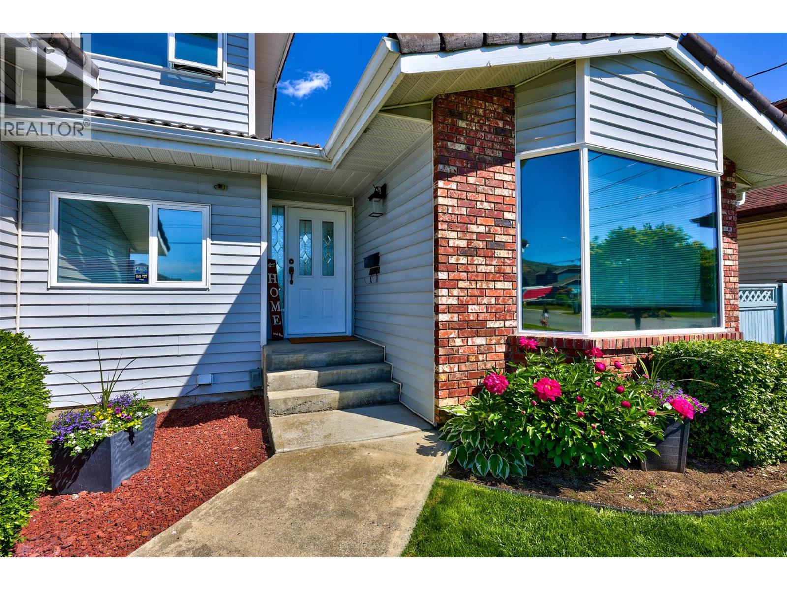 945 Nicolani Drive, Kamloops, BC, V2B8C6 photo 2