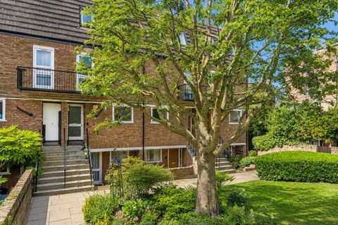 St. Andrews Square, North Kensington W11, Studio for sale