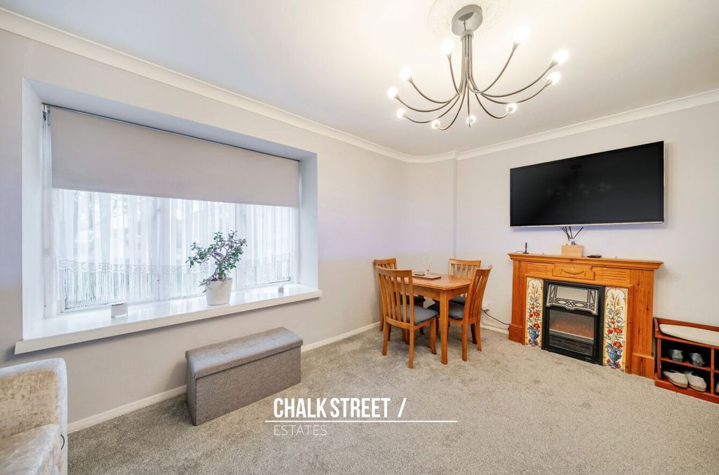 2 bed flat for saleBader Way, Rainham RM13 photo 5