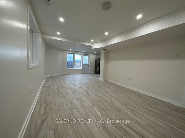 Lower-23 Redhill Avenue, Toronto, ON, M6E 2C2 photo 2