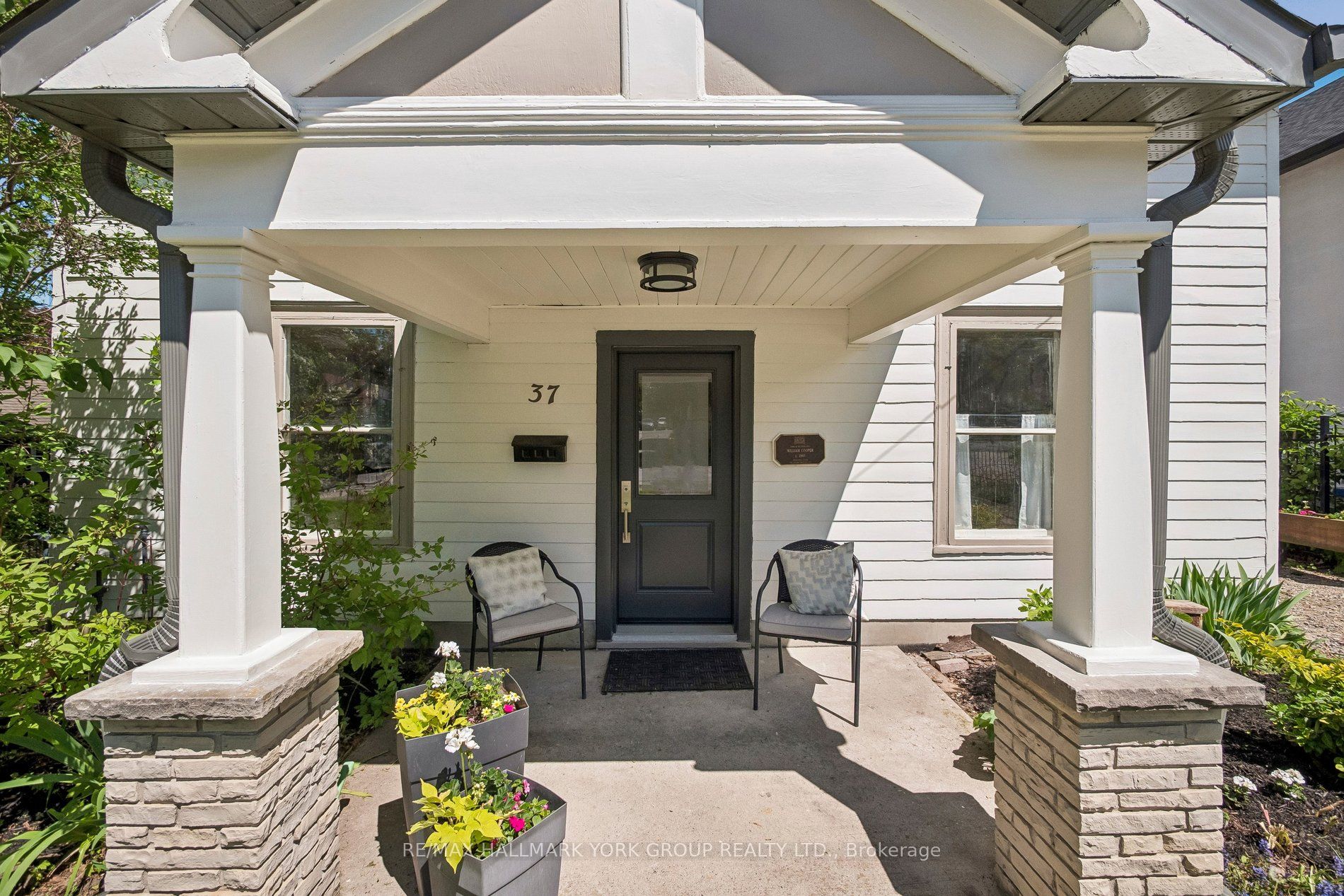 37 Arnold Crescent, Richmond Hill, ON, L4C 3R6 photo 2